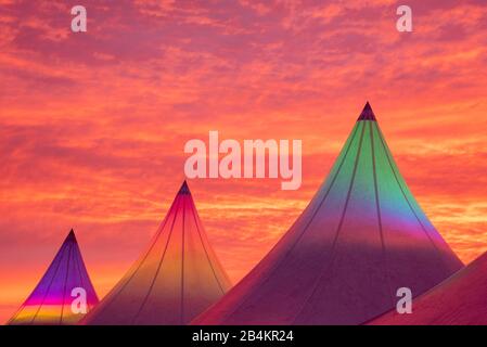 Tentes, ciel rouge, lever de soleil, explosion des couleurs. Banque D'Images