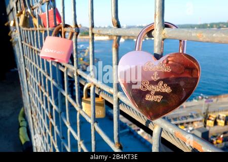 Les serrures verrouillées sur la clôture métallique du restaurant Gondola de Stockholm indiquent l'amour ou l'engagement des couples Banque D'Images