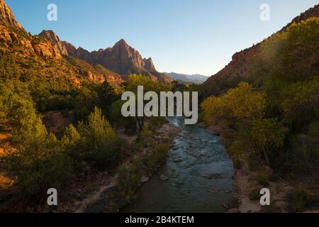 États-Unis, Utah, Washington County, Springdale, Zion National Park, Virgin River traverse Zion Canyon, HG's Mountain Watchman Banque D'Images