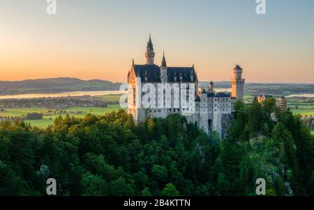 Allemagne, Bavière, château de Neuschwanstein, vue sur Marienbrücke dans la lumière du soir Banque D'Images