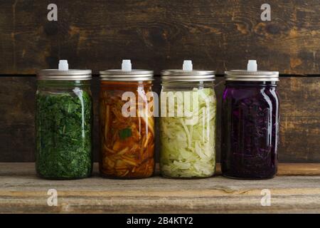 Chou blanc, kimchi, chou rouge et kale fermenté, marinés dans des pots de conservation Banque D'Images