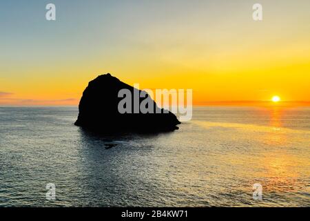 Formation de roches volcaniques Ilheus da Rib, falaises de Ribeira de janela, aussi Ribeira da janela, lever du soleil, Porto Moniz, île de Madère, Portugal Banque D'Images