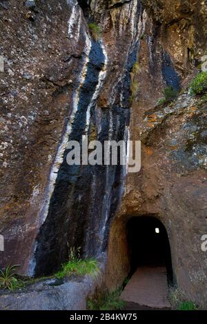 Tunnel Tunel do Pioo do Gato sur le sentier de randonnée de Pousada do Arieiro à Pico Ruivo, Parque Natural da Madeira, Madère, Portugal Banque D'Images