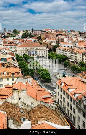 Europa, Portugal, Hauptstadt, Altstadt von Lissabon, Stadtbild, Aussichtspunkt, Blick über die Dächer der Stadt, Dächermeer, zum zentralen Platz Rossi Banque D'Images