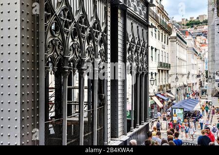 Europe, Portugal, capitale, vieille ville de Lisbonne, vue de l'ascenseur Elevador de Santa Justa dans la rue commerçante Rua de Santa Justa, sur la colline du château la forteresse Castelo de Sao Jorge Banque D'Images