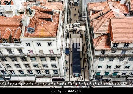 Europe, Portugal, capitale, vieille ville de Lisbonne, vue depuis les toits de la ville basse de Baixa, Rua de Santa Justa Banque D'Images