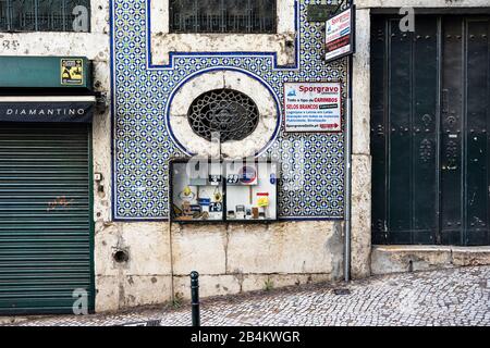 Europe, Portugal, capitale, vieille ville de Lisbonne, Baixa, Rua da Madalena, ancienne façade de maison avec azulejos, fabrique de panneaux Banque D'Images