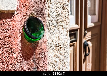 Europe, Portugal, capitale, Lisbonne vieille ville, Alfama, détail d'un mur de maison, bouteille fortifiée Banque D'Images