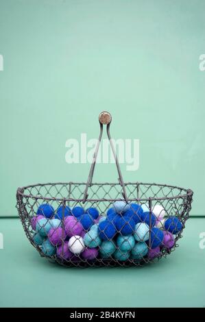 Fait main / artisanat, panier en fil avec des boules colorées en feutre Banque D'Images