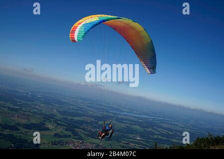 Allemagne, Bavière, Haute-Bavière, quartier de Rosenheim, Samerberg, Hochries, 1568 m, site de lancement de parapente, parapente en avion, vol tandem Banque D'Images