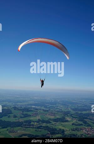 Allemagne, Bavière, Haute-Bavière, quartier de Rosenheim, Samerberg, Hochries, 1568 m, site de lancement de parapente, parapente en avion, vol tandem Banque D'Images