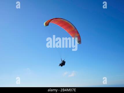 Allemagne, Bavière, Haute-Bavière, quartier de Rosenheim, Samerberg, Hochries 1568 m, site de lancement de parapente, parapente en avion, vol en tandem Banque D'Images