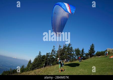 Allemagne, Bavière, Haute-Bavière, quartier Rosenheim, Samerberg, Hochries, 1568 m, site de lancement de parapente, parapente au décollage Banque D'Images