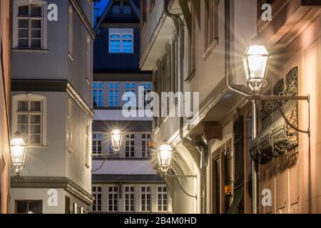 Francfort-sur-le-Main, Hesse, Allemagne, façades à colombages de la ruelle Hühnermarkt dans la nouvelle vieille ville au crépuscule. Banque D'Images