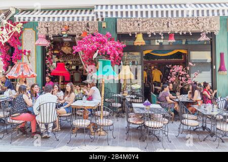 Bar et terrasses de cafés dans le quartier de Plaka, Athènes, Grèce, Europe, Banque D'Images