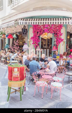 Bar et terrasses de cafés dans le quartier de Plaka, Athènes, Grèce, Europe, Banque D'Images