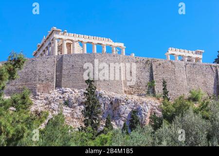 Parthénon, vue à bas angle, Acropole, Athènes, Grèce Banque D'Images