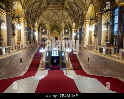 Bâtiments du Parlement hongrois Grand Escalier : le grand escalier du Parlement Hugarian est décoré avec une feuille d'or au plafond et de la moquette avec des coureurs rouges. Banque D'Images