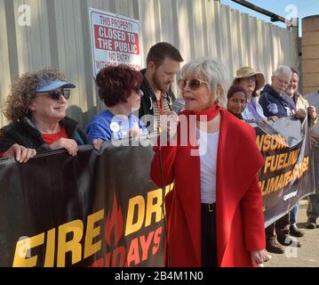 Wilmington, États-Unis. 06 mars 2020. L'actrice Jane Fonda s'adresse à des militants de l'environnement bloquant l'entrée de la raffinerie de pétrole Warren E&P à Wilmington, en Californie, le vendredi 6 mars 2020. Une vingtaine de personnes ont bloqué l'entrée de l'établissement. Il n'y a pas eu d'arrestations. Photo de Jim Ruymen/UPI crédit: UPI/Alay Live News Banque D'Images