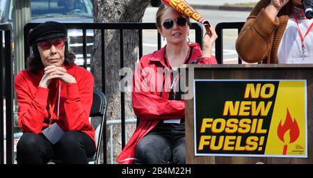 Wilmington, États-Unis. 06 mars 2020. Les actrices Lily Tomlin et Jane Fonda écoutent les commentaires des militants lors du vendredi mensuel de Jane Fonda sur les exercices de tir à San Pedro, en Californie, le vendredi 6 mars 2020. Photo de Jim Ruymen/UPI crédit: UPI/Alay Live News Banque D'Images