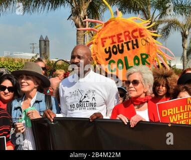 Wilmington, États-Unis. 06 mars 2020. L'actrice Jane Fonda se joint à des militants environnementaux en mars autour d'une raffinerie de pétrole à Wilmington, en Californie, le vendredi 6 mars 2020. Une vingtaine de personnes ont bloqué l'entrée de l'établissement. Il n'y a pas eu d'arrestations. Photo de Jim Ruymen/UPI crédit: UPI/Alay Live News Banque D'Images