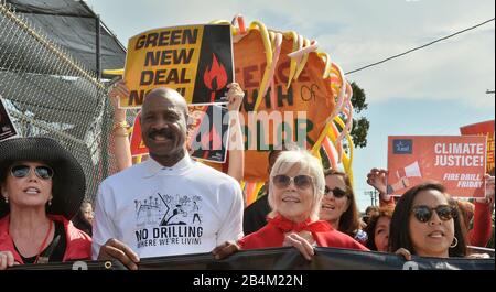 Wilmington, États-Unis. 06 mars 2020. L'actrice Jane Fonda se joint à des militants environnementaux en mars autour d'une raffinerie de pétrole à Wilmington, en Californie, le vendredi 6 mars 2020. Une vingtaine de personnes ont bloqué l'entrée de l'établissement. Il n'y a pas eu d'arrestations. Photo de Jim Ruymen/UPI crédit: UPI/Alay Live News Banque D'Images