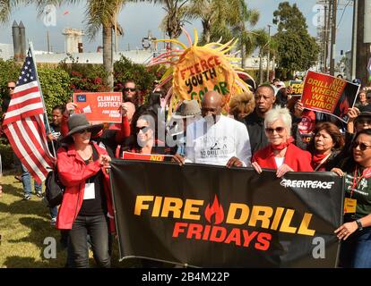 Wilmington, États-Unis. 06 mars 2020. L'actrice Jane Fonda se joint à des militants environnementaux en mars autour d'une raffinerie de pétrole à Wilmington, en Californie, le vendredi 6 mars 2020. Une vingtaine de personnes ont bloqué l'entrée de l'établissement. Il n'y a pas eu d'arrestations. Photo de Jim Ruymen/UPI crédit: UPI/Alay Live News Banque D'Images