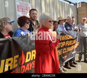 Wilmington, États-Unis. 06 mars 2020. L'actrice Jane Fonda s'adresse à des militants de l'environnement bloquant l'entrée de la raffinerie de pétrole Warren E&P à Wilmington, en Californie, le vendredi 6 mars 2020. Une vingtaine de personnes ont bloqué l'entrée de l'établissement. Il n'y a pas eu d'arrestations. Photo de Jim Ruymen/UPI crédit: UPI/Alay Live News Banque D'Images