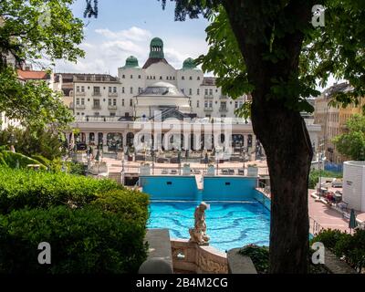 Piscine extérieure dans les bains Gellert : la piscine extérieure est située dans un jardin en contrebas, mais une grande partie de l'action à cette salle de bains vénérable a lieu à l'intérieur du complexe. Banque D'Images