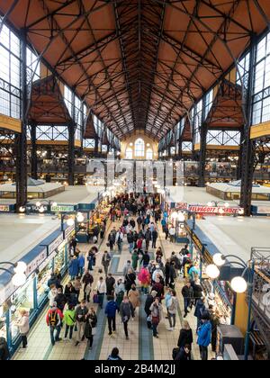 Couloir central de la Grande salle de marché de Budapest: 'Rue principale' bondée de gens dans la grande salle de marché de Budapest. Banque D'Images