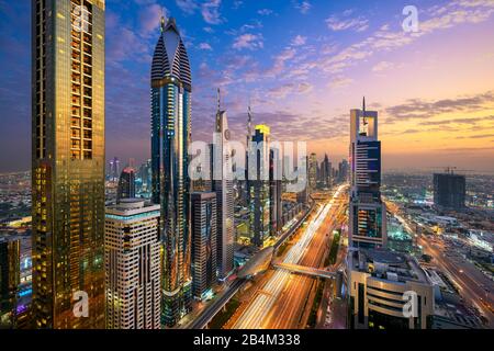 Vue de nuit de l'antenne de gratte-ciel le long de la route Sheikh Zayed à DUBAÏ, ÉMIRATS ARABES UNIS Banque D'Images