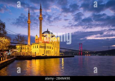 Mosquée Ortakôy avec pont du Bosphore à Istanbul, Turquie la nuit Banque D'Images