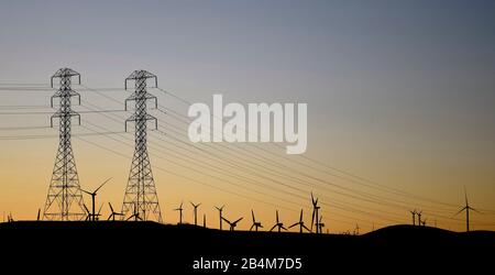 Tours électriques, lignes et éoliennes en Californie Banque D'Images