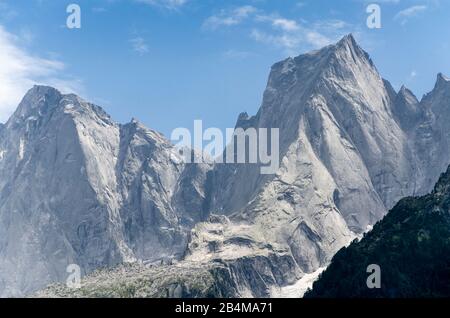 Suisse, Graubünden, Bergell, Soglio, Piz Badile mur nord-est et Piz Cengalo deux jours avant le grand glissement de terrain en août 2017 Banque D'Images