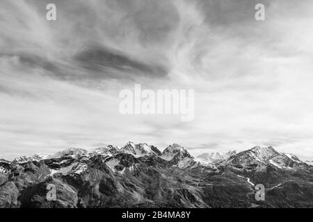 Suisse, Graubünden, Engadin, Haute-Engadine, Saint-Moritz, Vue De Piz Nair À Piz Cambrena, Piz Palü, Bellavista, Piz Morteratsch, Piz Bernina Biancograt, Piz Roseg, Sella Group Et Piz Corvatsch Banque D'Images