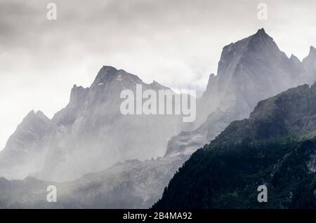 Suisse, Graubünden, Bergell, Soglio, Piz Badile mur nord-est et Piz Cengalo dans le brouillard deux jours avant le grand glissement de terrain en août 2017 Banque D'Images