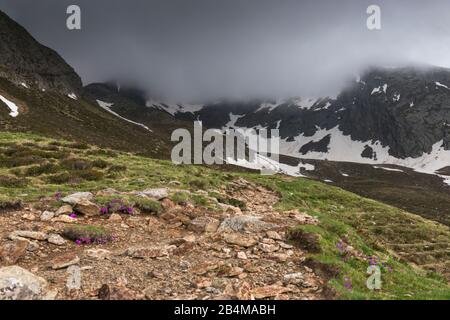 Italie, Tyrol du Sud, vallée du Passeier, Fog qui s'enlarge sur l'ascension vers l'Hirzer Banque D'Images