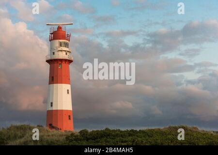 Allemagne, Basse-Saxe, Mer du Nord, Îles frisonnes de l'est, Parc National de la Mer des Wadden, Borkum, phare électrique dans les dunes au crépuscule Banque D'Images