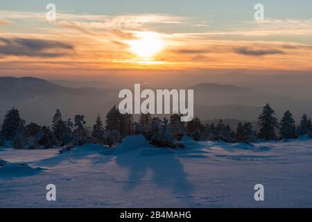 Allemagne, Bade-Wurtemberg, Nationalpark Schwarzwald, Schwarzwald-Hochstraße, Schliffkopf, Sonnenuntergang Über Verschneiter Winterlandschaft Mit Banque D'Images