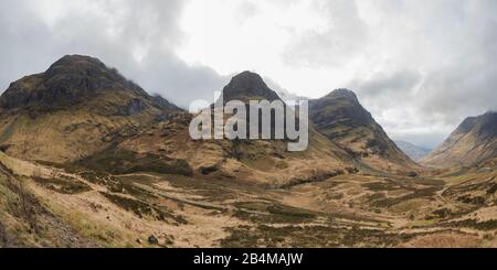 Grande-Bretagne, Écosse, Highlands, Glencoe, vue sur la vallée et Trois Sœurs par temps nuageux Banque D'Images