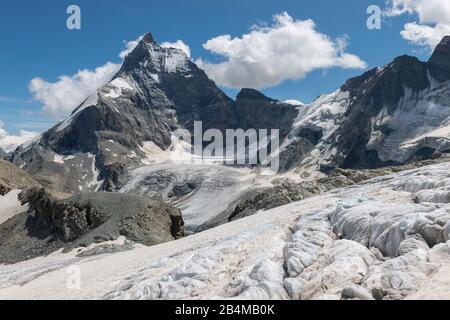 Suisse, Valais, Haute route Chamonix Zermatt, crevasses sur le glacier Stockji avec le Matterhorn - Zmuttgrat, face ouest et Liongrat Banque D'Images