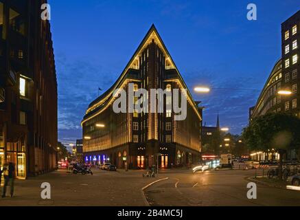 Europe, Allemagne, Hambourg, Ville, Kontorhausviertel, Chilehaus, façade clinker, construite de 1922 à 1924 par Fritz Höger, site du patrimoine mondial, nuit, extrémité pignon Banque D'Images