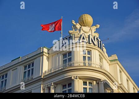 Europe, Allemagne, Hambourg, Aussenalster, vue sur l'Hôtel Atlantique, décoration de façade avec globe, drapeau Hambourg, Banque D'Images