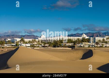 Espagne, Canaries, Gran Canaria Island, Maspalomas, Maspalomas Dunes National Park avec Hôtel Riu Palace Maspalomas Banque D'Images