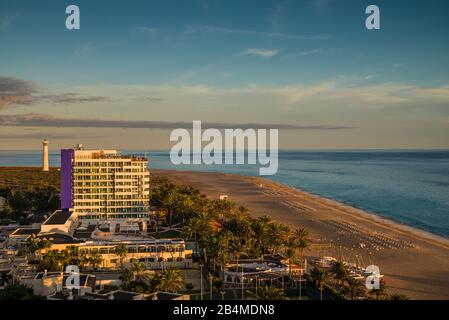 Espagne, îles Canaries, île de Fuerteventura, Morro jable, vue panoramique sur la ville par la plage Playa del Matorral, coucher de soleil Banque D'Images