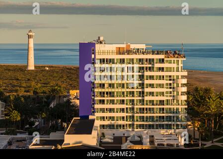 Espagne, îles Canaries, île de Fuerteventura, Morro jable, vue panoramique sur la ville par la plage Playa del Matorral, coucher de soleil Banque D'Images