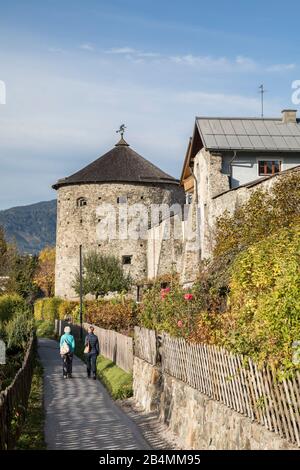 Promenadenweg um die historische Stadtmauer und Hexenturm, Radstadt, Pongau, Land de Salzbourg, Österreich, Oktober 2019 Banque D'Images