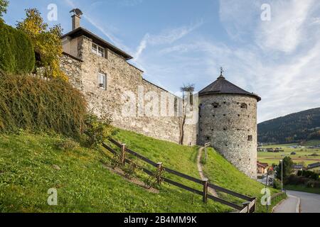 Historische Stadtmauer Und Hexenturm, Radstadt, Pongau, Land Salzburg, Österreich, Oktober 2019 Banque D'Images