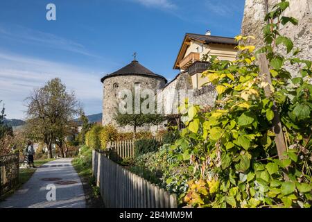 Promenadenweg um die historische Stadtmauer und Hexenturm, Radstadt, Pongau, Land de Salzbourg, Österreich, Oktober 2019 Banque D'Images