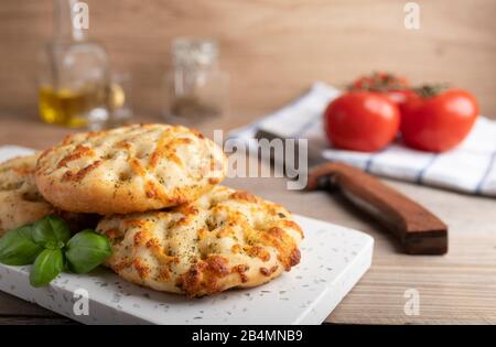 Maison pain italien Focacia cuit avec mozzarella et herbes sur une plaque. Banque D'Images